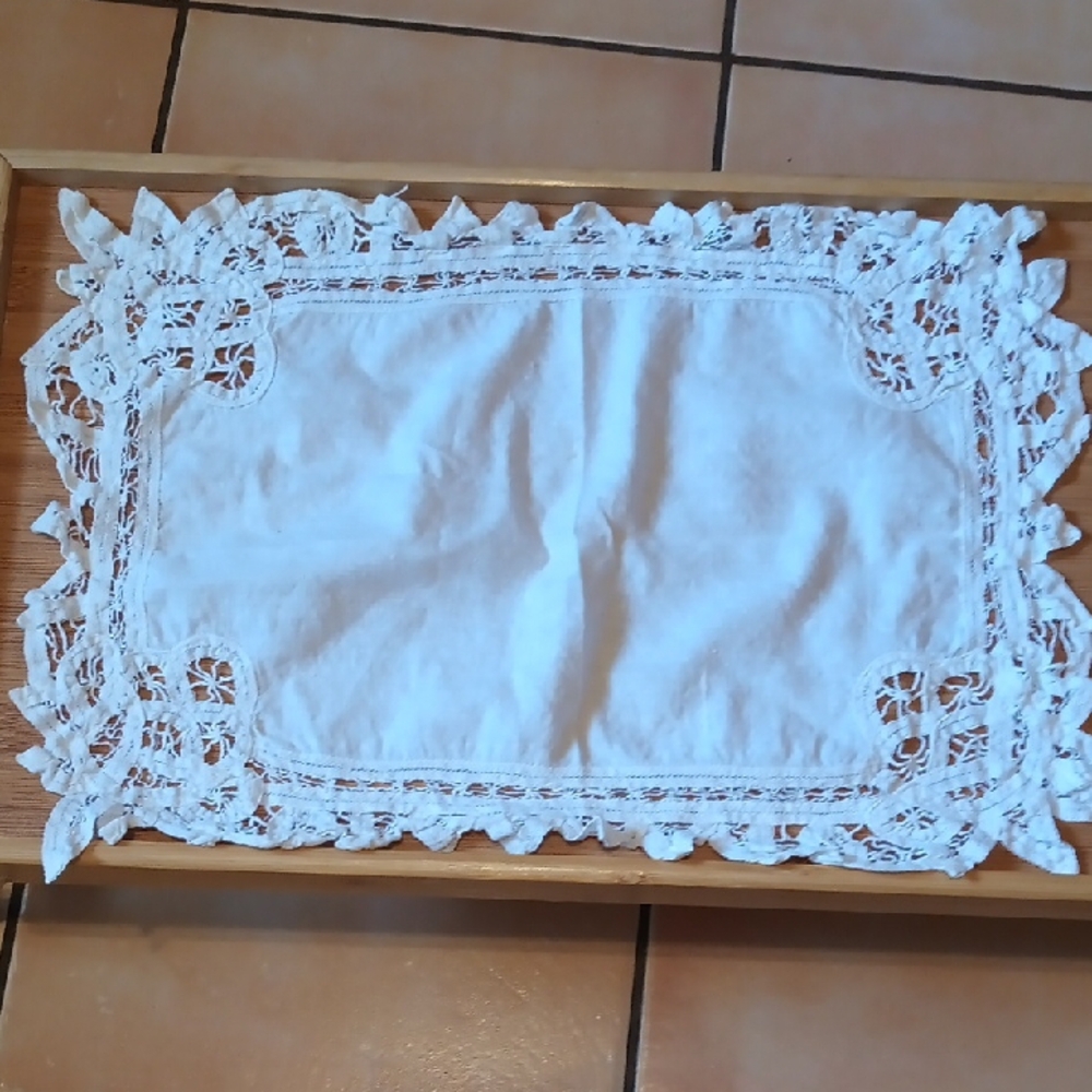 Vintage Elegant White Lace Linens Set Of Four 12 By 16 Inches